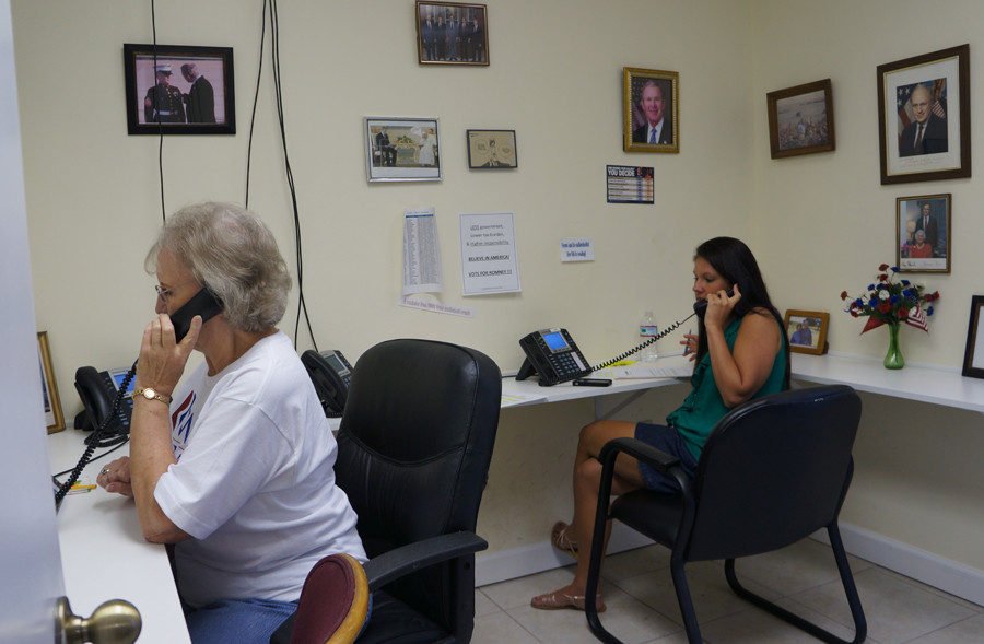 Hình ảnh gia đình nhà Bush xuất hiện khắp nơi trong Văn phòng. Hình ảnh gia đình nhà Bush xuất hiện khắp nơi trong Văn phòng