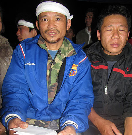 Anh Hồ Vĩnh Lai (bên trái)