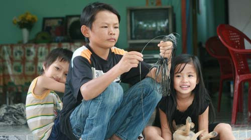 Cùng chơi với những đứa cháu gọi Đô bằng bác. Ảnh: L.D