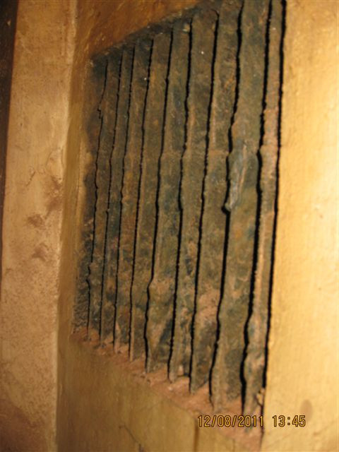 Một khe cửa trong căn hầm bí ẩn