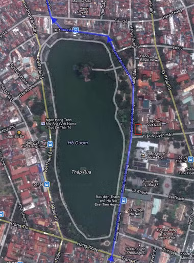 Dự kiến đường đi của tuyến metro chạy qua hồ Gươm. Ga C9 sẽ nằm cạnh ngã ba Trần Nguyên Hãn - Đinh Tiên Hoàng. Ảnh: Google Maps