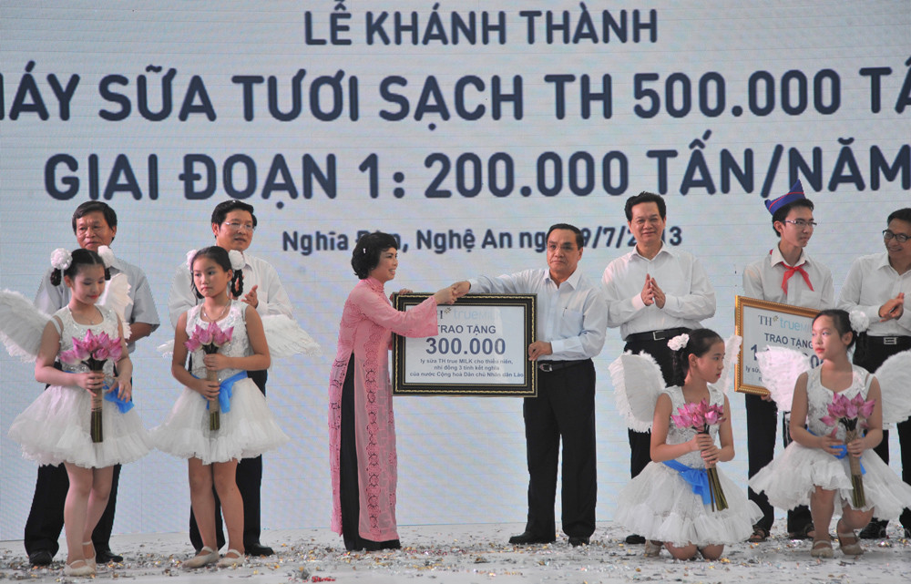 Thủ tướng Lào Thongsing Thammavong nhận 300.000 ly sữa TH True MILK, là quà tặng cho thiếu niên nhi đồng Lào từ bà Thái Hương, Chủ tịch Tập đoàn TH