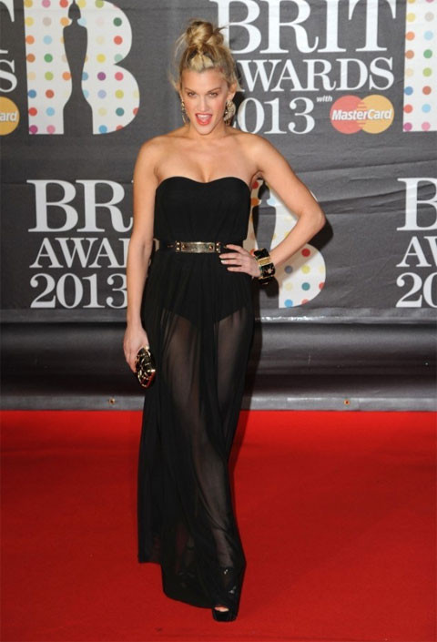 Ca sĩ Mỹ, Ashley Roberts cũng diện váy đen gợi cảm