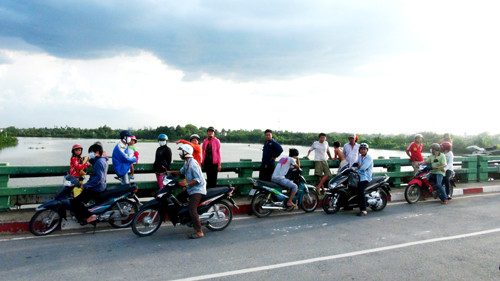 Rất đông người dân tụ tập tại thành câu