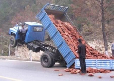 Chiếc xe chơi trò “bập bênh” do chất số gạch quá tải trọng