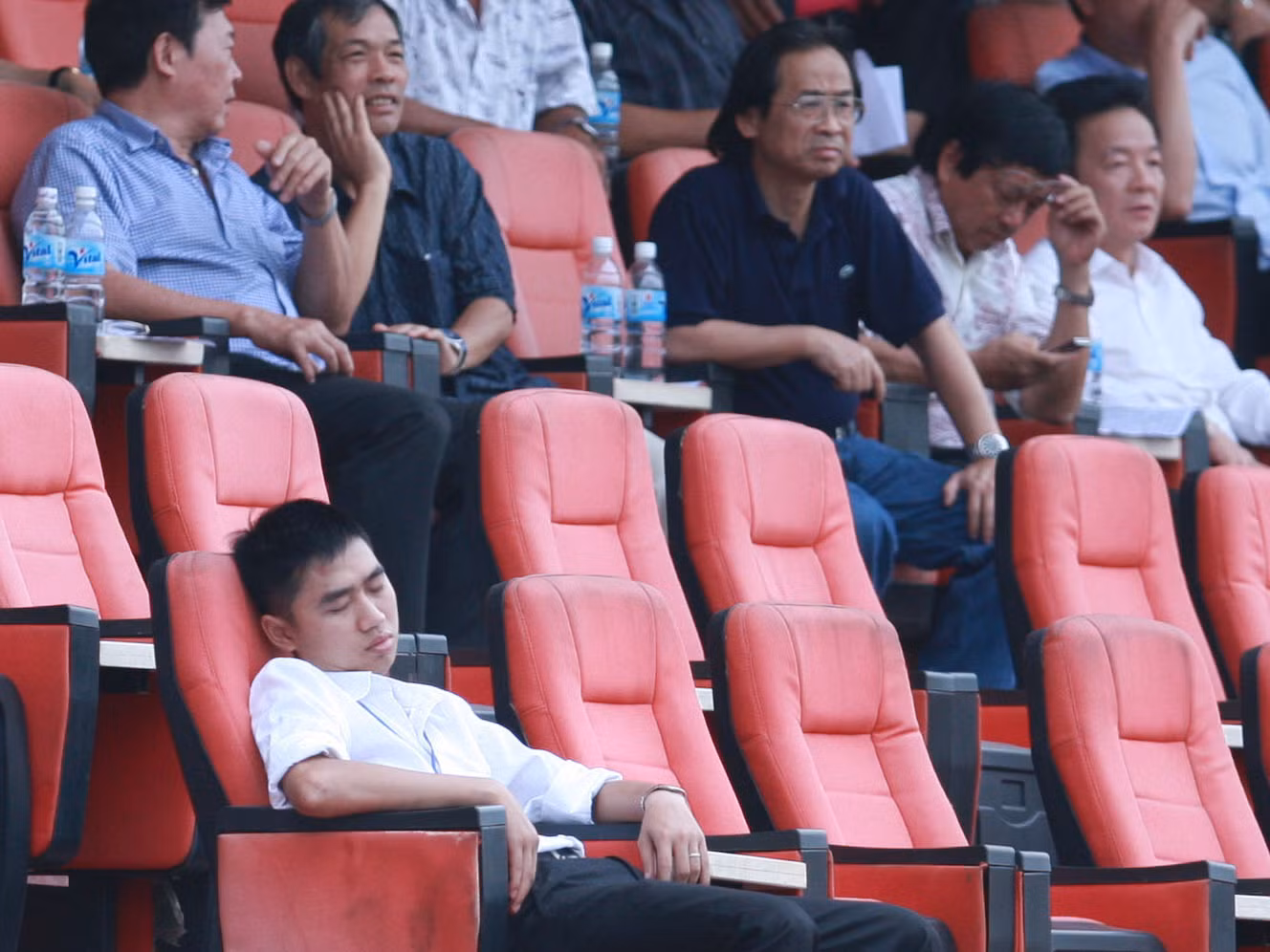 Trong lúc lãnh đạo VFF, VPF theo dõi trận đấu, "khán giả" này có giấc ngủ ngon lành. Ảnh: VKK Trong lúc lãnh đạo VFF, VPF theo dõi trận đấu, nhân viên này có giấc ngủ ngon lành