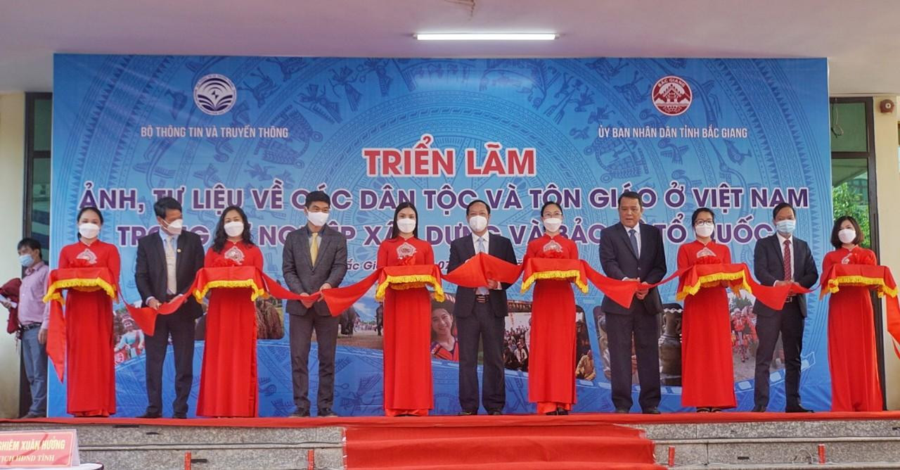 Các đại biểu cắt băng khai mạc Các đại biểu cắt băng khai mạc