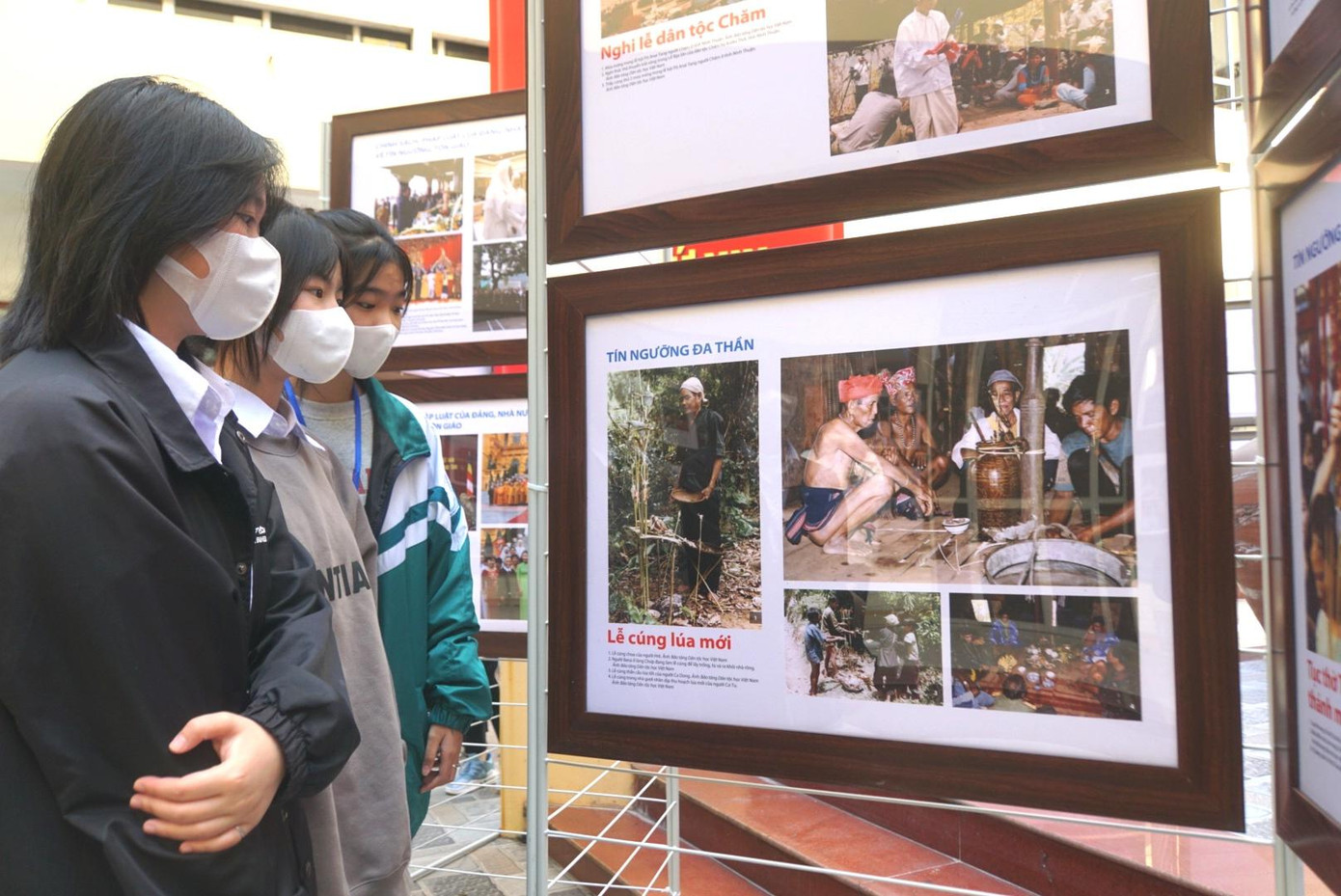 Các em học sinh tìm hiểu về phong tục tập quán các dân tộc tại triển lãm Các em học sinh tìm hiểu về phong tục tập quán các dân tộc tại triển lãm