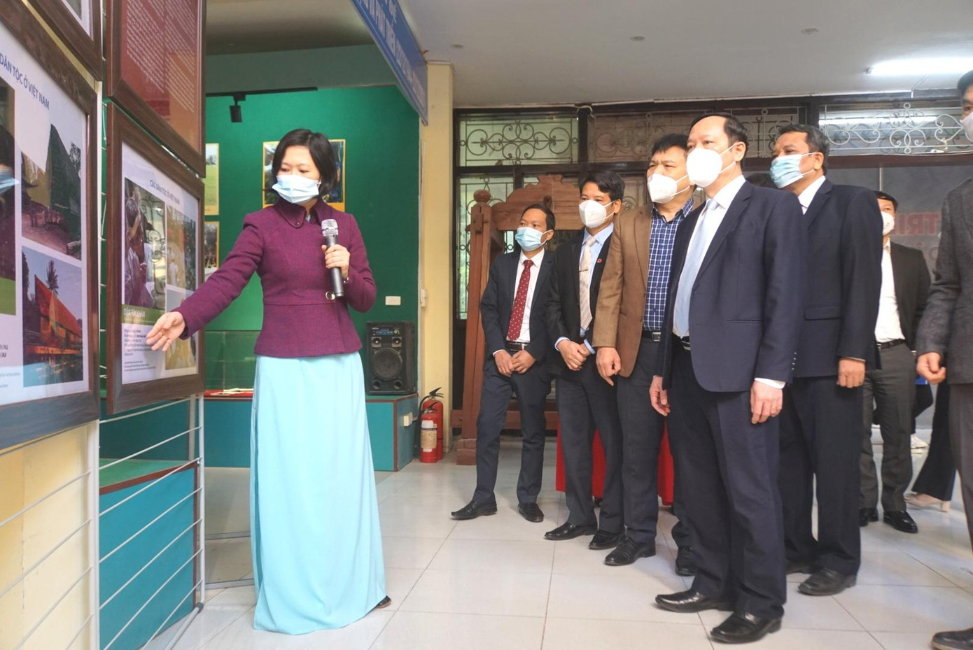 Các đại biểu tham quan triển lãm Các đại biểu tham quan triển lãm