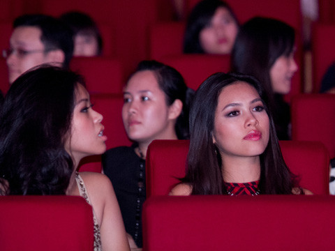 Á hậu Hoàng My (phải) cũng tới thưởng thức buổi hòa nhạc