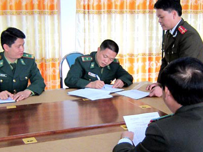 Bộ đội biên phòng tỉnh Lào Cai bàn giao N. cho gia đình.