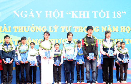 Các gương mặt xuất sắc nhận giải thưởng Lí Tự Trọng sáng 26-3 tại trường THPT Chu Văn An, Hà Nội