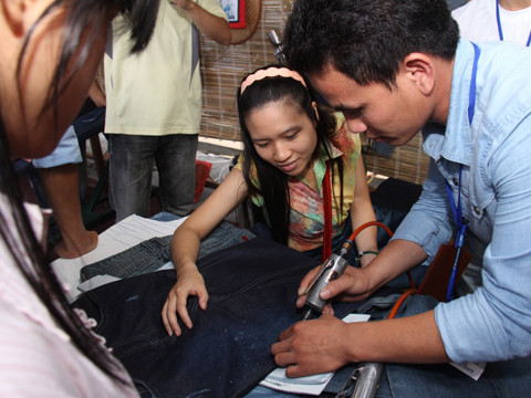 Đến với buổi triển lãm, người tham dự đã được tham gia vào từng công đoạn để làm ra một sản phẩm jeans của Gen Viet 