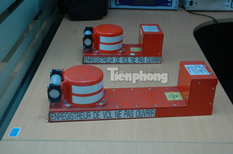 Dù được gọi là hộp đen nhưng thiết bị nà lại mang màu đỏ. Hộp đen mang ý nghĩa thiết bị chứa các thông tin bí mật; việc sơn màu đỏ để dễ nhận biết khi tìm kiếm nếu máy bay gặp nạn. Hộp đen có bộ phận chứa dữ liệu bọc trong một hộp sắt dày chống va đập, ngập nước, cháy nổ. Mỗi máy bay có hai hộp đen, một hộp có chức năng ghi lại âm thanh buồng lái, hộp còn lại ghi lại các hoạt động của máy bay