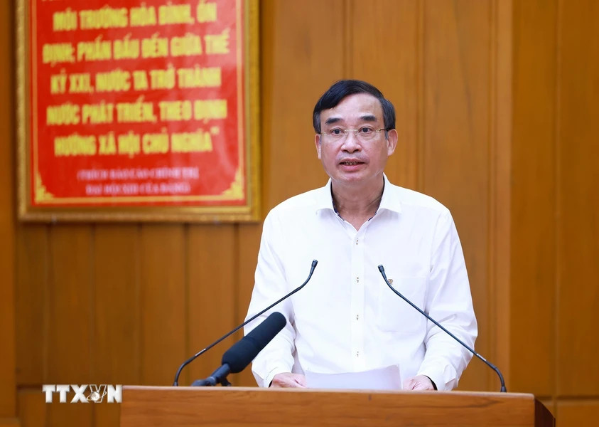 Chủ tịch UBND thành phố Đà Nẵng Lê Trung Chinh báo cáo tình hình phát triển kinh tế-xã hội của thành phố. (Ảnh: Dương Giang/TTXVN)