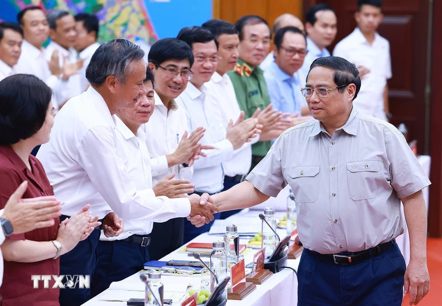 Thủ tướng Phạm Minh Chính với lãnh đạo thành phố Đà Nẵng. (Ảnh: Dương Giang/TTXVN).