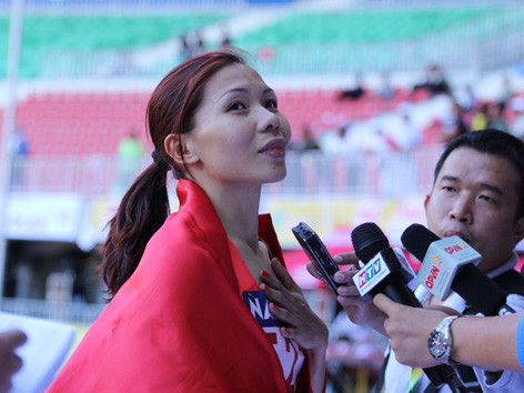 Vũ Thị Hương đã tỏa sáng đúng lúc để chiến thắng ở nội dung 100m nữ. ảnh: Hồng Phất 