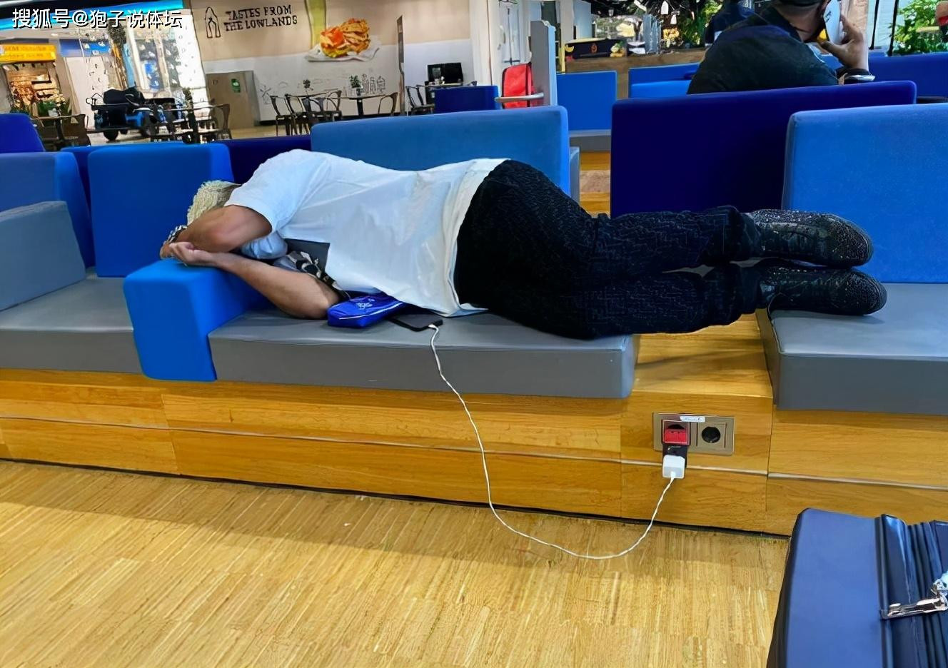 Hình ảnh của Luo Guofu ngủ ở sân bay