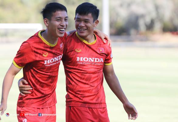 Mặc dù khối lượng vận động đã được giảm tải nhằm điều chỉnh điểm rơi cho trận đấu với ĐT Australia, nhưng cái nắng gay gắt của Melbourne cũng khiến các cầu thủ khá vất vả.