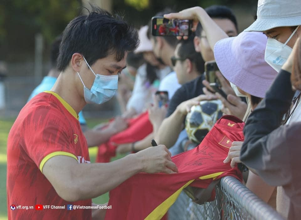 Chiều nay, ĐT Việt Nam sẽ hoàn tất khâu chuẩn bị bằng buổi tập làm quen sân thi đấu AAMI Park. Trước buổi tập, HLV Park Hang-seo và đội trưởng Đỗ Hùng Dũng sẽ tham dự họp báo trước trận đấu.