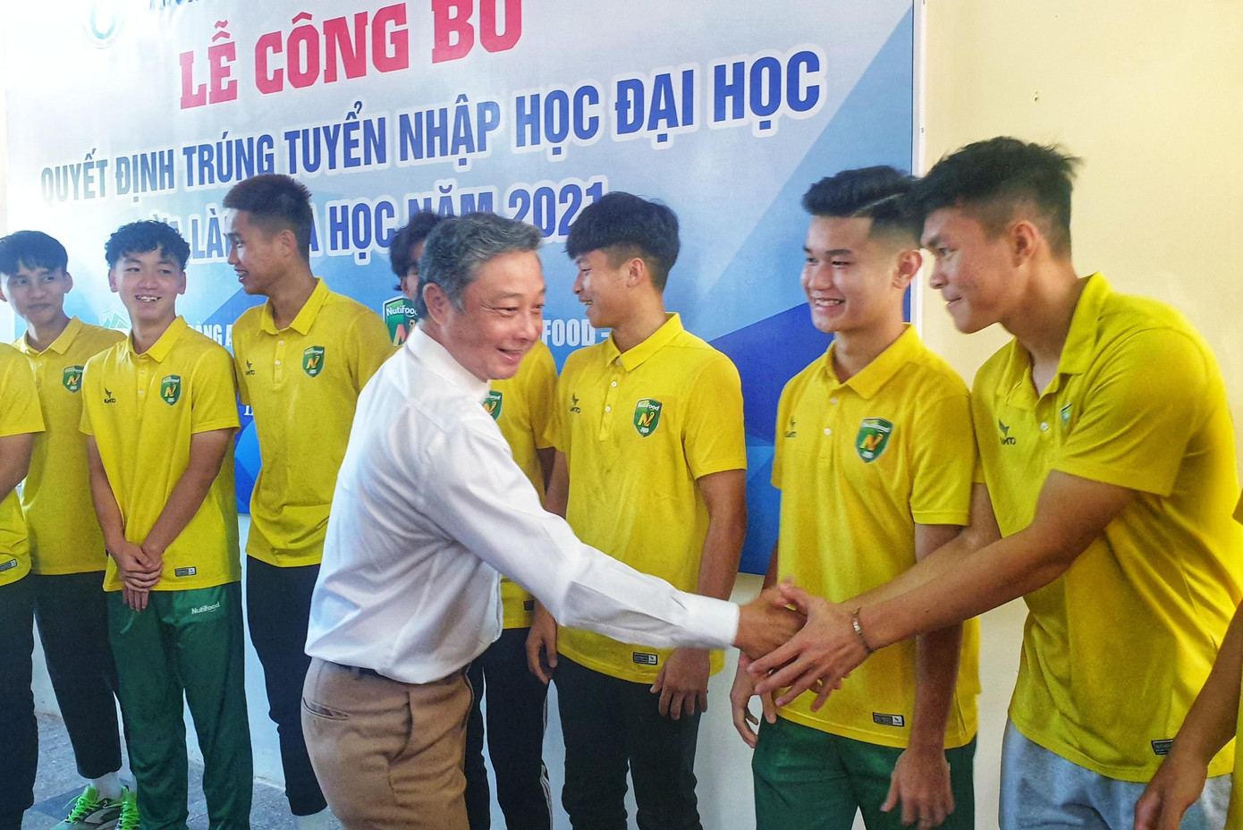 PGS.TS Châu Vĩnh Huy - Hiệu trưởng trường Đại học Sư phạm TDTT TP.HCM chúc mừng các tân sinh viên PGS.TS Châu Vĩnh Huy - Hiệu trưởng trường Đại học Sư phạm TDTT TP.HCM chúc mừng các tân sinh viên