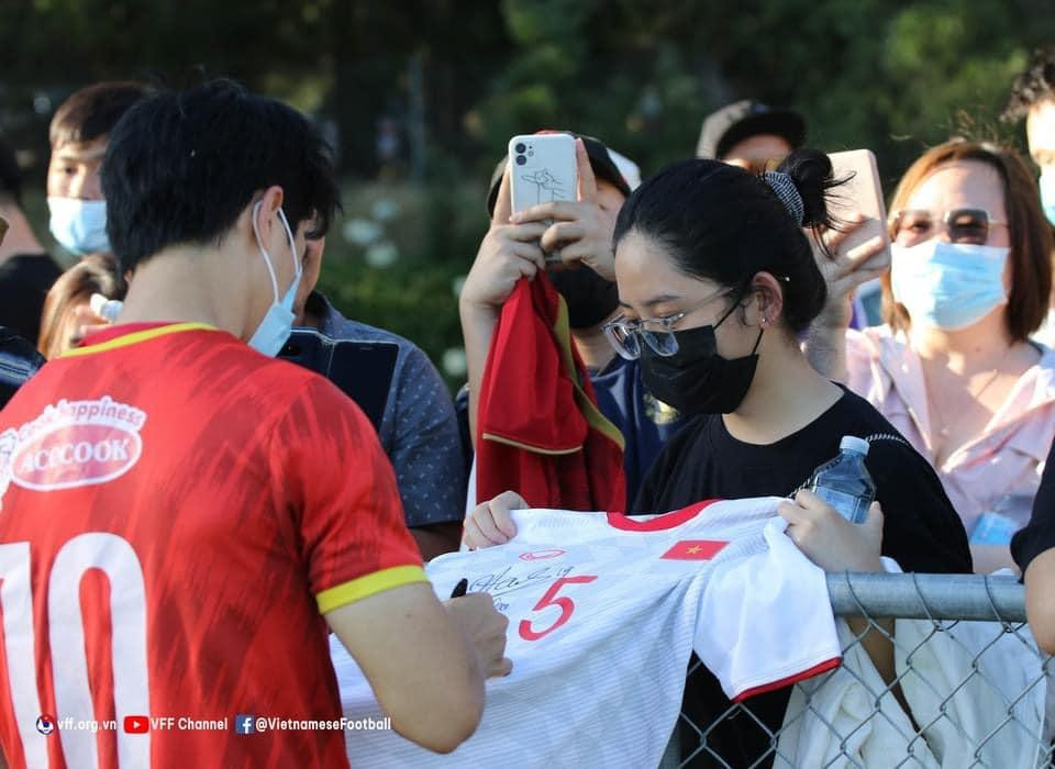 Cho đến thời điểm hiện tại, toàn đội đã thích nghi với thời tiết và sinh hoạt ở Australia. Một hai ngày đầu, đội có gặp chút khó khăn về thời tiết nắng nóng và chênh lệch múi giờ, nhưng lúc này các cầu thủ đều đã thích nghi và sẵn sàng cho trận đấu.