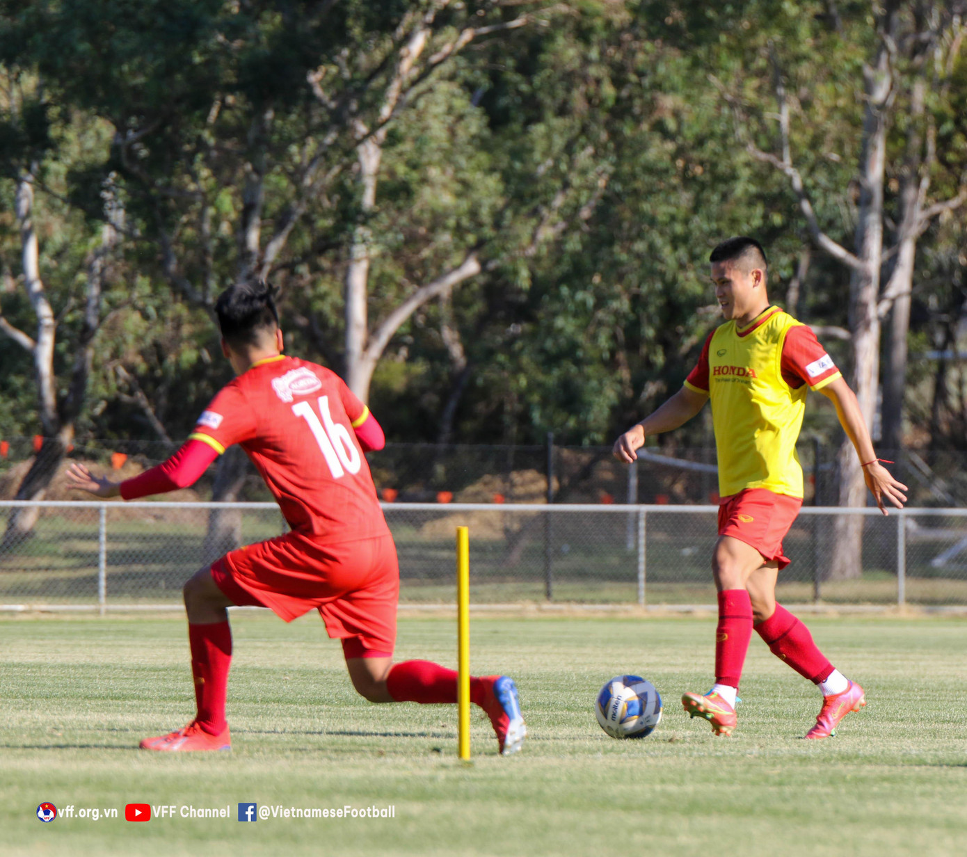 Do vừa trải qua cuộc hành trình tiêu tốn khá nhiều thời gian nên HLV Park Hang-seo chỉ đưa ra những nội dung nhằm giúp các cầu thủ giải phóng sức ỳ và lấy lại cảm giác với bóng.