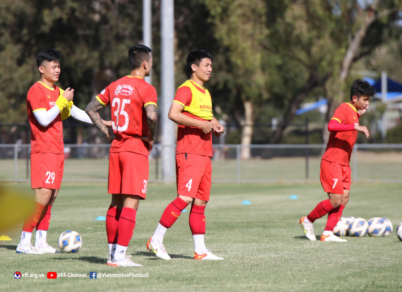 Theo đó, chiến lược gia người Hàn Quốc đã chia đôi đội hình thi đấu đối kháng trên toàn mặt sân, đồng thời giao trợ lý Lee Young-jin trực tiếp chỉ đạo việc triển khai chiến thuật trong quá trình 2 đội hình thi đấu.
