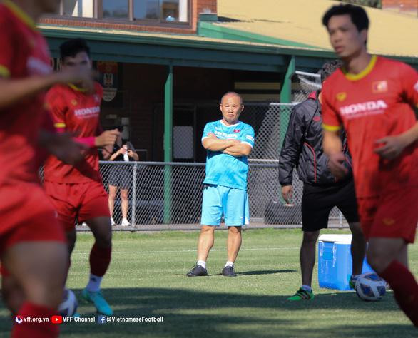 Chiều nay 25/1, ĐT Việt Nam tiếp tục đã có buổi luyện quân trên sân tập để chuẩn bị cho trận tái đấu với ĐT Australia. HLV Park Hang-seo đã dành chủ yếu thời gian để củng cố các mảng miếng tấn công – phòng ngự và di chuyển đội hình chiến thuật.