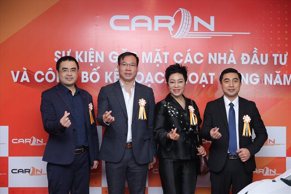 HLV Nguyễn Thị Nhung cũng có mặt để chia vui với học trò Hoàng Xuân Vinh HLV Nguyễn Thị Nhung cũng có mặt để chia vui với học trò Hoàng Xuân Vinh