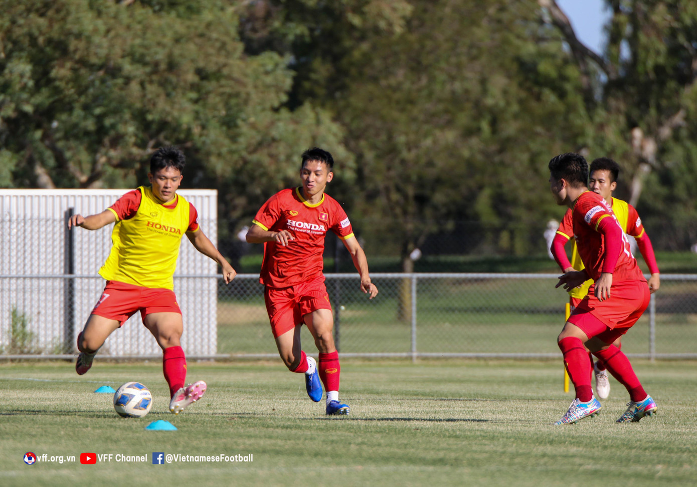 BTC nước chủ nhà không áp dụng nguyên tắc bong bóng khép kín khi tổ chức các trận đấu tại Vòng loại thứ ba FIFA World Cup 2022. Điều này giúp tinh thần thầy trò HLV Park Hang-seo thư thái hơn khi không bị bó hẹp trong không gian chật chội, tù túng.