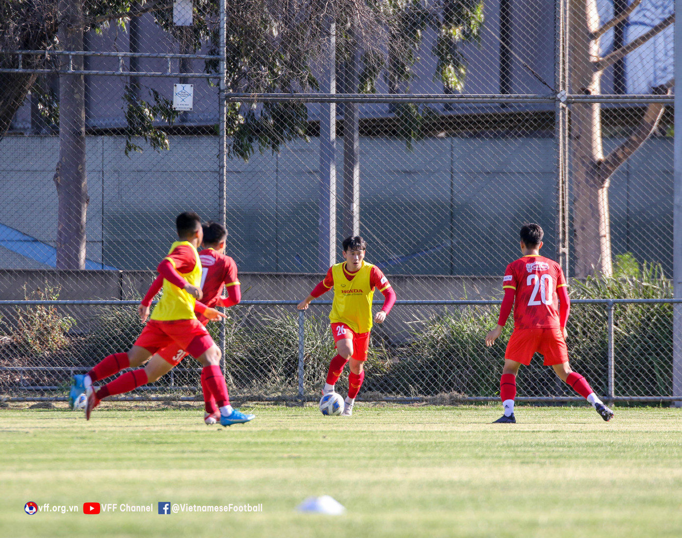 Không chỉ nhanh hơn Việt Nam 4 tiếng, mà thời điểm mặt trời lặn cũng rất khác biệt khi tới gần 8 giờ tối trời vẫn còn chưa tắt nắng. Điều này khiến các cầu thủ gặp khá nhiều khó khăn để bắt nhịp với nhịp sinh hoạt mới.