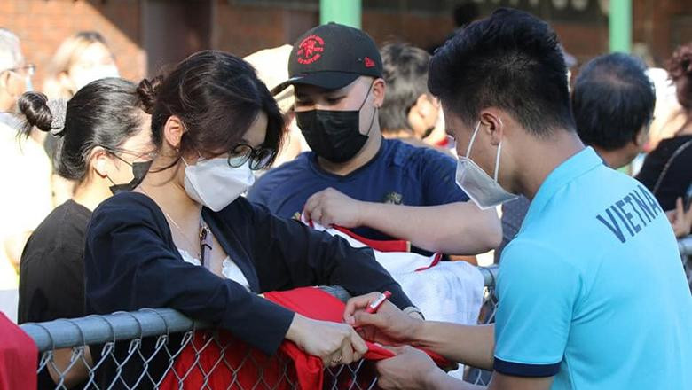 Sau buổi tập, các tuyển thủ việt Nam đã tiến tới khu vực cổ động viên để ký tặng người hâm mộ. Các cầu thủ được yêu cầu đeo khẩu trang, tránh tiếp xúc quá gần