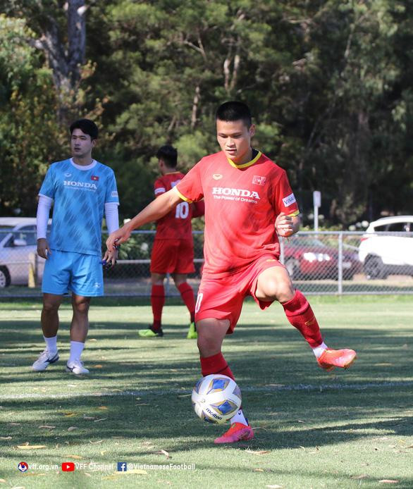 Trước tình cảm của kiều bào tại Australia dành cho toàn đội, thay mặt các đồng đội, Tuấn Hải cảm ơn người hâm mộ trong nước và ngoài nước đã luôn ủng hộ và quan tâm đến đội tuyển. “Chúng tôi cố gắng thi đấu hết mình để mang niềm vui cho người hâm mộ”, Tuấn Hải bày tỏ trong buổi tập chiều 25/1.