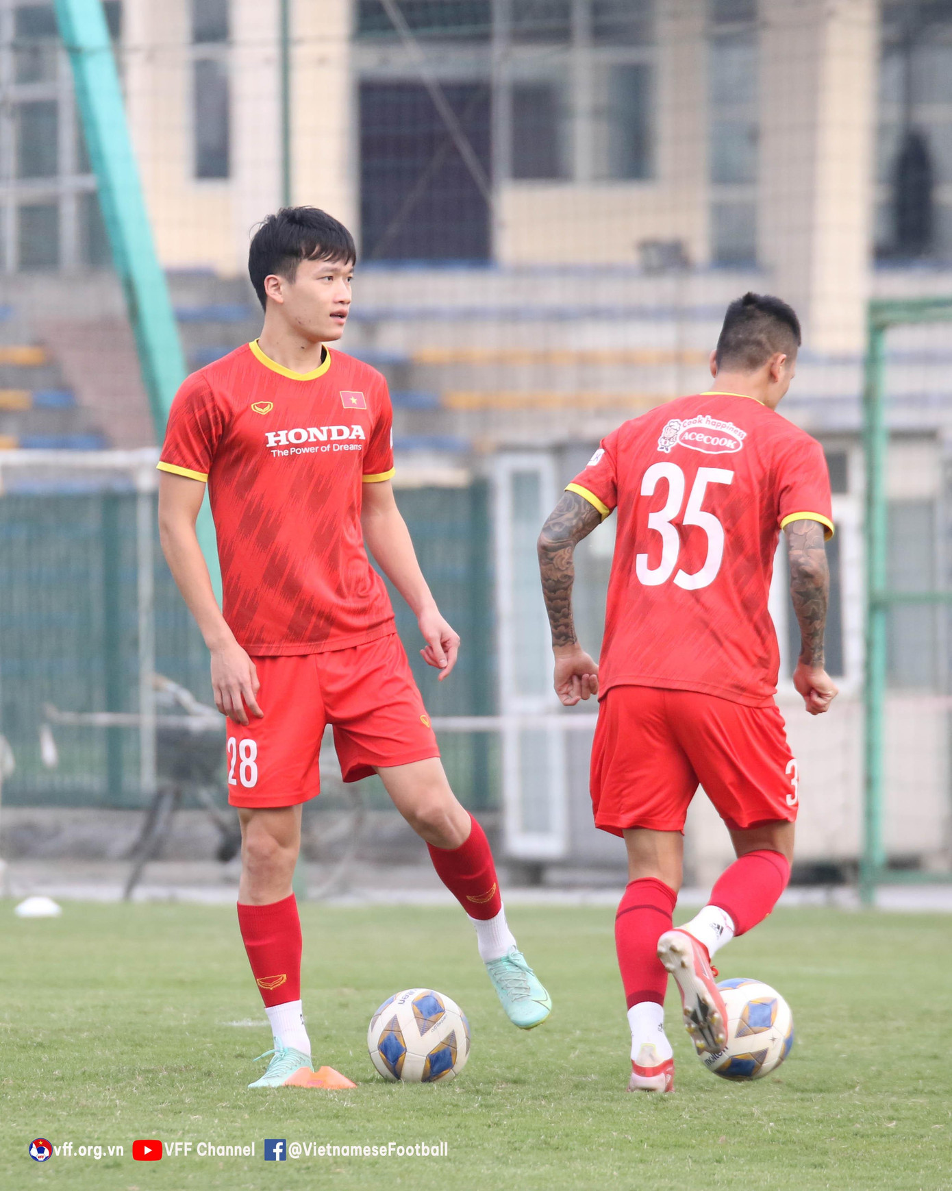 Trận đấu với ĐT Trung Quốc sẽ là một trận đấu rất đặc biệt bởi diễn ra đúng ngày mùng 1 Tết. Để chuẩn bị cho trận đấu này, bản thân tôi và các anh em trong đội đang nỗ lực phấn đấu hết mình để hướng tới kết quả tốt đẹp nhất cho đội tuyển cũng như dành tặng cho người hâm mộ nước nhà”, đội phó Nguyễn Công Phượng chia sẻ trong buổi tập chiều nay.