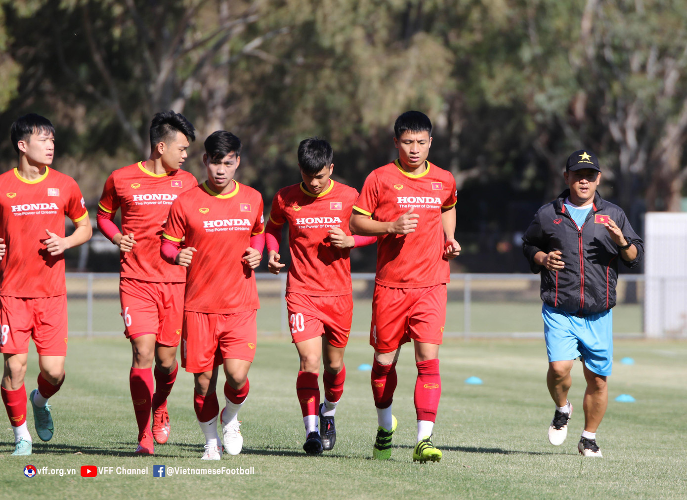 Điểm thuận lợi với đội tuyển Việt Nam là sân tập nằm cách khách sạn chưa đầy 1km và có chất lượng mặt cỏ khá tốt. Tuy vậy, thử thách đầu tiên đối với thầy trò HLV Park Hang-seo vẫn là sự chênh lệch về múi giờ.