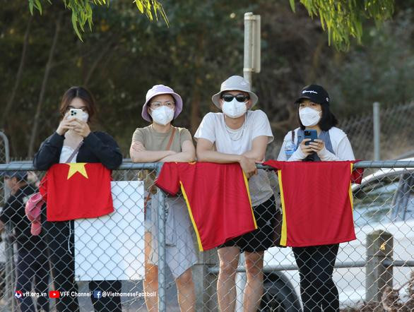 Kể từ đặt chân tới Melbourne, ĐT Việt Nam luôn đón nhận tình cảm yêu mến của đông đảo các kiều bào đang sinh sống và làm việc tại Australia. Tất cả các buổi tập của đội đều có rất đông kiều bào tới theo dõi, động viên thầy trò HLV Park Hang-seo.
