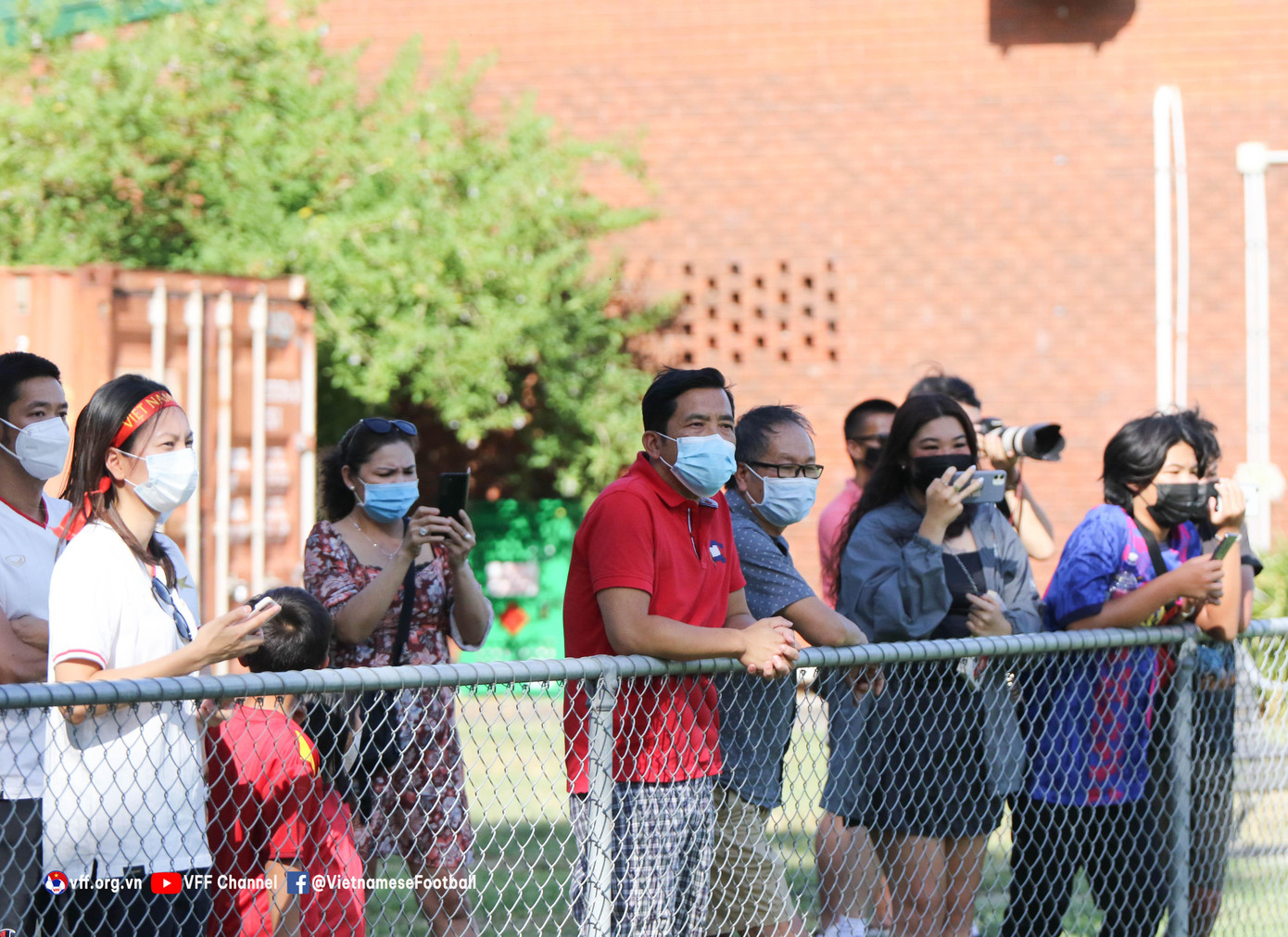 Các CĐV Việt Nam tại Australia tới xem buổi tập của đội tuyển và khích lệ tinh thần thầy trò HLV Park Hang-seo.