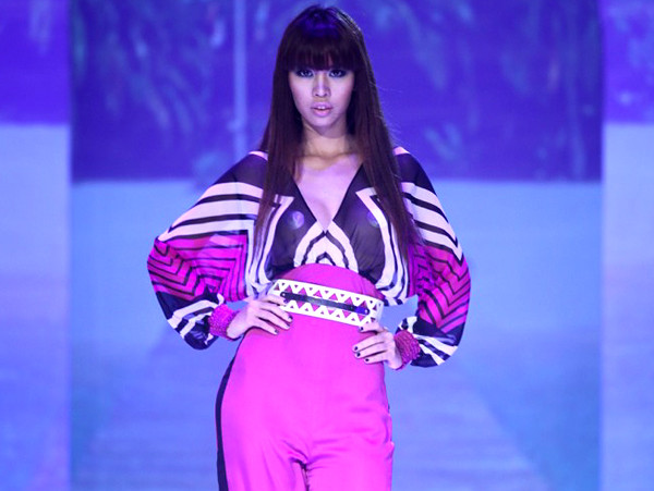 Hà Anh lộ miếng dán ngực khi trình diễn thời trang. Hà Anh lộ miếng dán ngực khi trình diễn thời trang