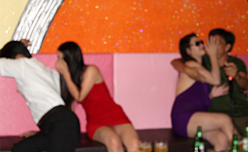 Gái bao tại quán karaoke H.P trên đường Đoàn Thị Điểm