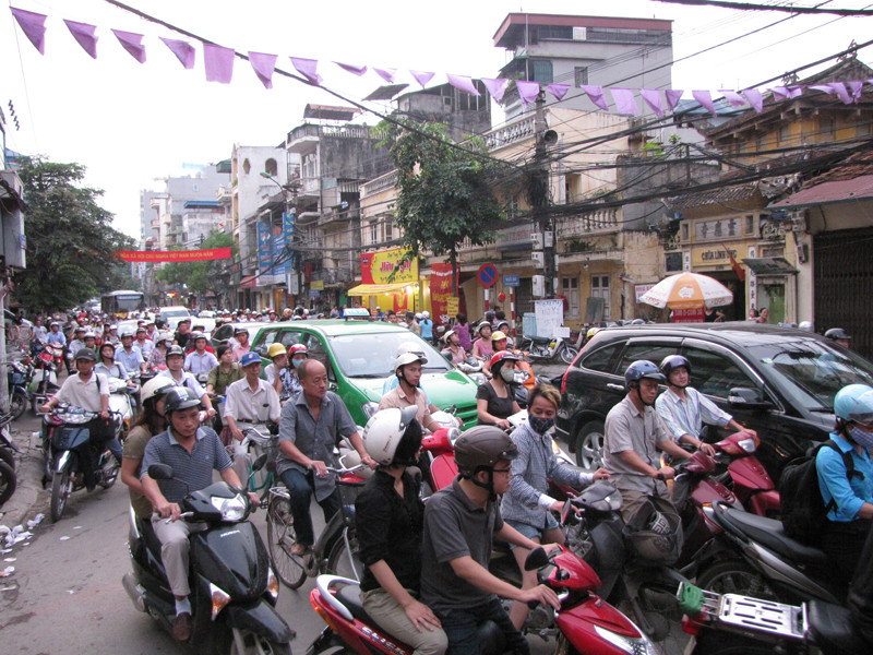 Do vụ cháy xảy ra đúng giờ cao điểm buổi chiều, nên giao thông cả hai chiều trên đường Khâm Thiên ách tắc trầm trọng.