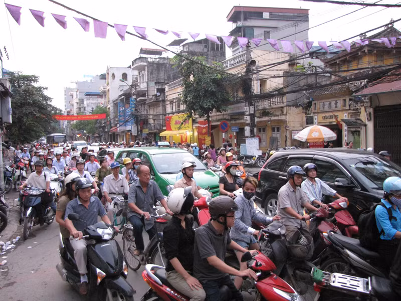Do vụ cháy xảy ra đúng giờ cao điểm buổi chiều, nên giao thông cả hai chiều trên đường Khâm Thiên ách tắc trầm trọng.