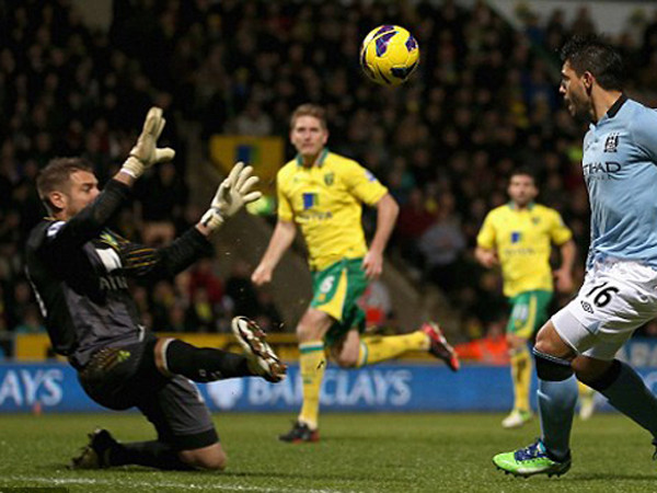 Pha lống bóng nẫng tỉ số lên 3-1 của Aguero. Ảnh: Getty. Pha lống bóng nẫng tỉ số lên 3-1 của Aguero. Ảnh: Getty