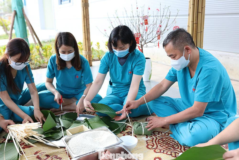 Trong dịp Tết đến xuân về này, có rất nhiều y, bác sĩ, nhân viên y tế đã và đang phải “quên Tết” thực hiện nhiệm vụ cao cả là chăm sóc sức khỏe cho bệnh nhân COVID-19 tại cơ sở điều trị.