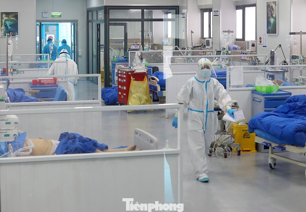 Những ngày cuối năm, khi nhà nhà đang chuẩn bị đón Tết đoàn viên thì gần 400 y bác sĩ tại đây vẫn làm việc không ngơi nghỉ để giành lại sự sống cho người bệnh.