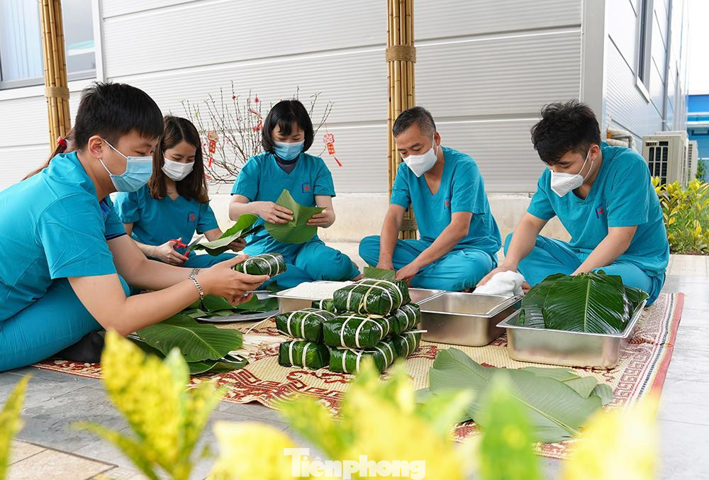 Theo đó, Ban Giám đốc Bệnh viện và cán bộ, nhân viên bệnh viện đã thực hiện gói bánh chưng gửi đến cán bộ,đội ngũ y bác sĩ, người lao động đón Tết tại bệnh viện.