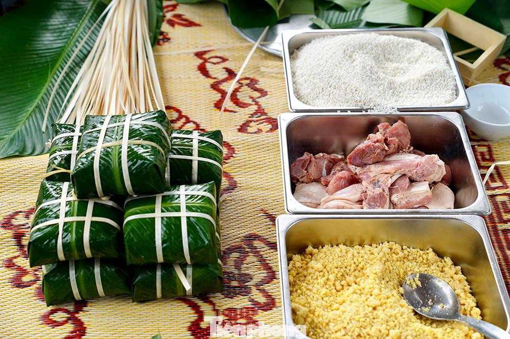 Nguyên liệu gói bánh được các nhà hảo tâm trao tặng. Những chiếc bánh chưng được thêm vào thực đơn ngày Tết của y bác sĩ và những bệnh nhân đang điều trị tại bệnh viện.