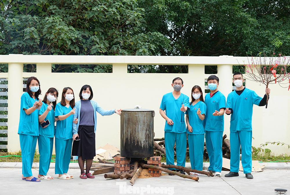Bệnh viện có nhiều y bác sĩ, tình nguyện viên từ các tỉnh Thanh Hóa, Hà Giang, Hòa Bình cũng xuống đây từ nhiều tháng để tăng cường và trực Tết.Trong ảnh: Đội ngũ y bác sĩ bên nồi bánh chưng vừa mới gói xong.
