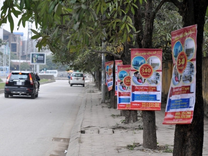 Một loạt quảng cáo được treo trên phố Duy Tân, Cầu Giấy. Ảnh: Anh Quân