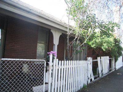 Các ngôi nhà ở Úc thường khá 'giản dị' bên ngoài do nhưng lại đầy đủ tiện nghi bên trong (đây là phía bên ngoài ngôi nhà em ở, ngay cạnh Toorak station)